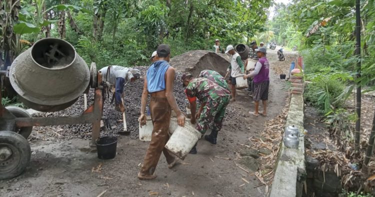 Babinsa Lakukan Pengecoran Secara Gotong Royong Untuk Mempermudah Akses Jalan Babinsa Lakukan Pengecoran Secara Gotong Royong Untuk Mempermudah Akses Jalan