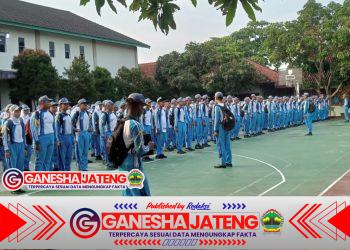 Babinsa Gemolong Latih PBB untuk Tanamkan Disiplin dan Nasionalisme pada Siswa SMAN 1