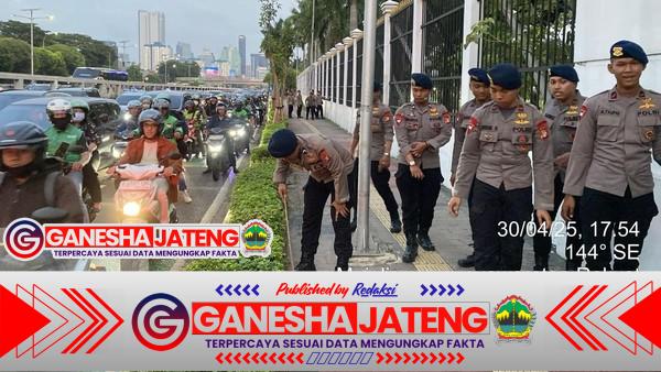 Brimob Polda Metro Sisir Sejumlah Titik Sekitar Komplek DPR/MPR Brimob Polda Metro Sisir Sejumlah Titik Sekitar Komplek DPR/MPR