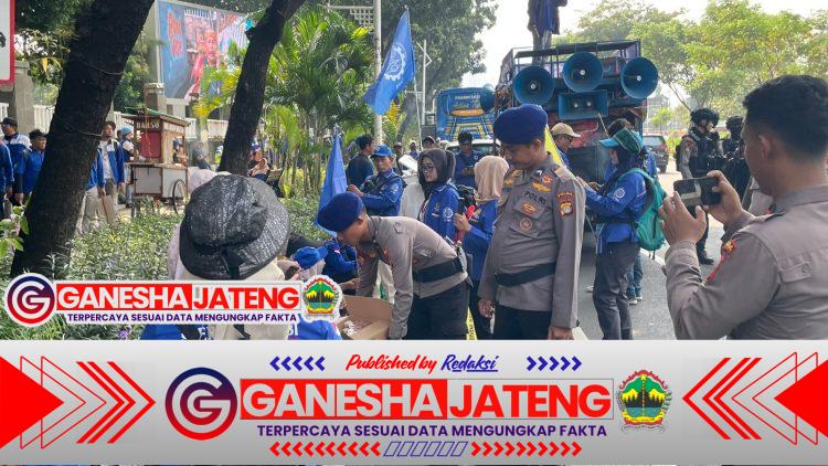 Polisi Bagikan 500 Duz Air Mineral Dan Permen Untuk Massa Buruh Di DPR Polisi Bagikan 500 Duz Air Mineral Dan Permen Untuk Massa Buruh Di DPR