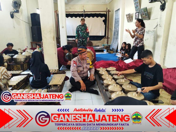 Libur Sekolah Diisi Latihan Gamelan, Serda Ichsan Dampingi Siswa SMPN 19 Surakarta Lestarikan Budaya Jawa Libur Sekolah Diisi Latihan Gamelan, Serda Ichsan Dampingi Siswa SMPN 19 Surakarta Lestarikan Budaya Jawa