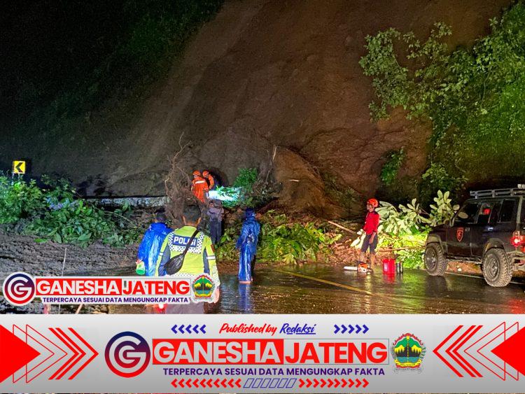 Longsor di Piket Nol, Satlantas Polres Lumajang Terapkan Pengalihan Arus Longsor di Piket Nol, Satlantas Polres Lumajang Terapkan Pengalihan Arus