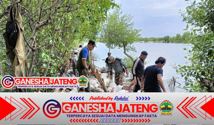 Tangani Dampak Rob, Kapolsek Kaliwungu Turun Langsung ke Lokasi Banjir Tangani Dampak Rob, Kapolsek Kaliwungu Turun Langsung ke Lokasi Banjir