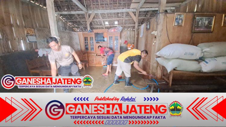 Polres Grobogan Bersihkan Lumpur di Rumah Warga Terdampak Banjir