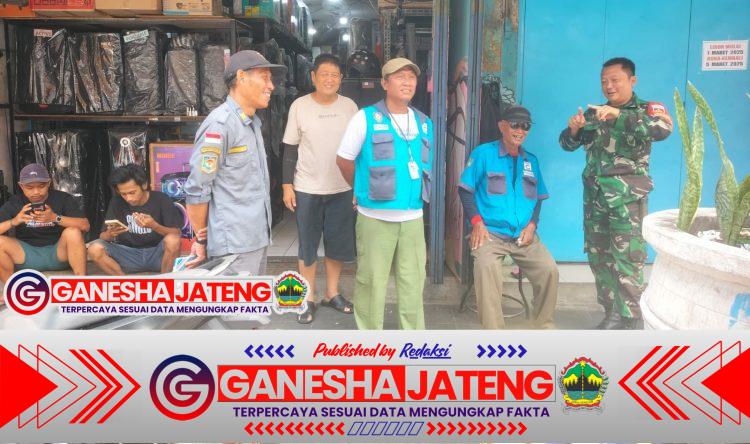 Babinsa Kemlayan Jalin Silaturahmi Lewat Obrolan Santai dengan Juru Parkir