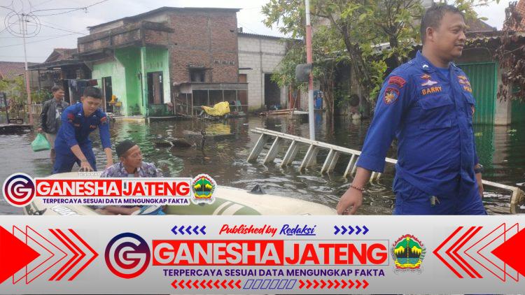 Ditpolairud Polda Jateng Antar Jemput Anak Sekolah di Daerah Banjir Sayung Pakai Perahu Karet dan Truk Polisi Ditpolairud Polda Jateng Antar Jemput Anak Sekolah di Daerah Banjir Sayung Pakai Perahu Karet dan Truk Polisi