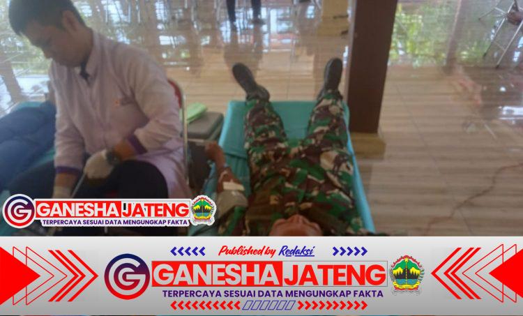Wujud Peduli Kemanusiaan Babinsa Gombang Turut Donor Darah Wujud Peduli Kemanusiaan Babinsa Gombang Turut Donor Darah