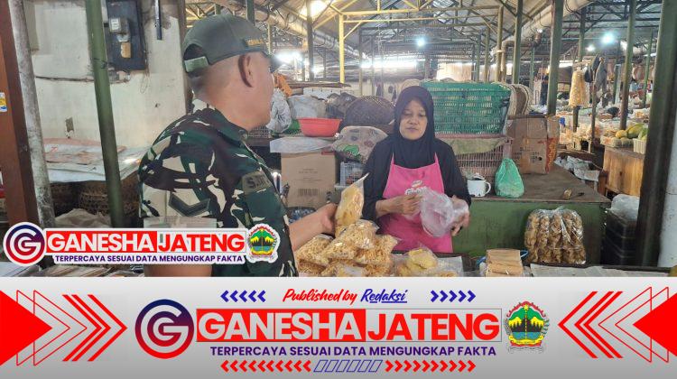 Ramah Santun dan Senyum Teritorial, Babinsa Danukusuman Berikan Motivasi dan Dukungan Pelaku UMKM di Pasar Harjodaksino