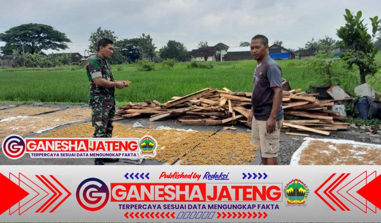 Babinsa Teras Beri Dorongan Semangat Dan Motivasi UMKM Kerupuk Kulit Babinsa Teras Beri Dorongan Semangat Dan Motivasi UMKM Kerupuk Kulit