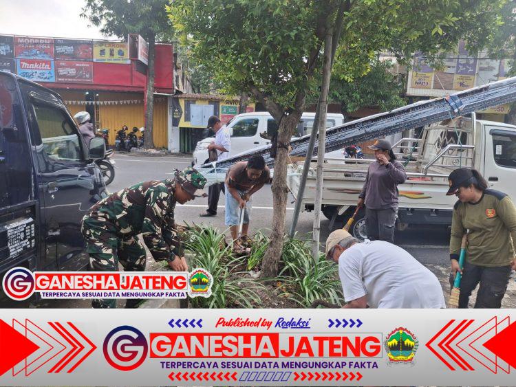 Babinsa Danukusuman dan Warga Kerja Bakti Bersihkan Lingkungan, Antisipasi Genangan Air dan Penyakit Babinsa Danukusuman dan Warga Kerja Bakti Bersihkan Lingkungan, Antisipasi Genangan Air dan Penyakit