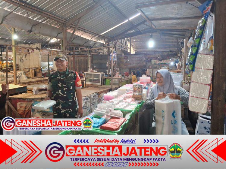 Senyum Babinsa Danukusuman di Tengah Aroma dan Rasa Makanan Ringan, Sentuhan Kecil Tumbuhkan Harapan UMKM di Pasar Harjodaksino