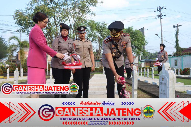 Kenang Jasa Pahlawan Jelang Hari Bhayangkara Ke-79, Polres Demak Ziarah Tabur Bunga Kenang Jasa Pahlawan Jelang Hari Bhayangkara Ke-79, Polres Demak Ziarah Tabur Bunga