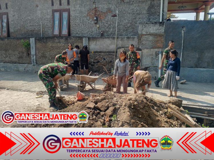 Babinsa Pelda Jumarno Turun Tangan Bantu Pembereman Jalan di Sragen