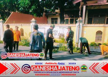 Peduli Kebersihan Lingkungan, Babinsa Joyotakan Gandeng Saberling Kerja Bakti Peduli Kebersihan Lingkungan, Babinsa Joyotakan Gandeng Saberling Kerja Bakti