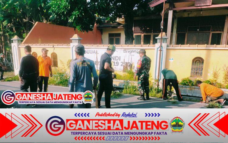 Peduli Kebersihan Lingkungan, Babinsa Joyotakan Gandeng Saberling Kerja Bakti