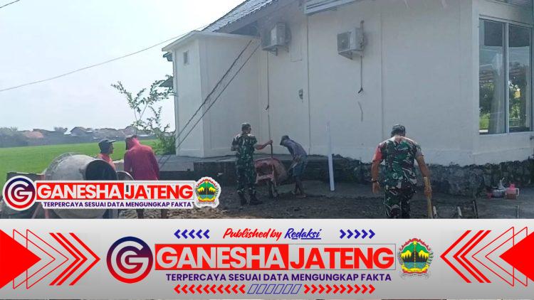 Babinsa Bantu Pengecoran Halaman Masjid, Wujud Sinergi TNI-Rakyat Babinsa Bantu Pengecoran Halaman Masjid, Wujud Sinergi TNI-Rakyat