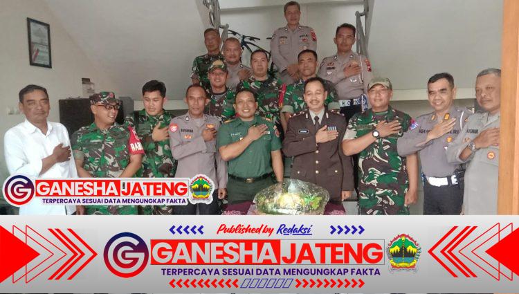 Wujud Sinergitas, Koramil 03/Serengan Kunjungi Polsek Serengan Ucapkan HUT Bhayangkara ke-79 Wujud Sinergitas, Koramil 03/Serengan Kunjungi Polsek Serengan Ucapkan HUT Bhayangkara ke-79