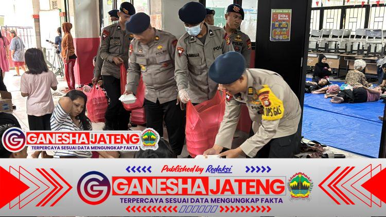 Brimob Gelar Dapur Lapangan di Kampung Melayu, Bantu Warga Terdampak Banjir