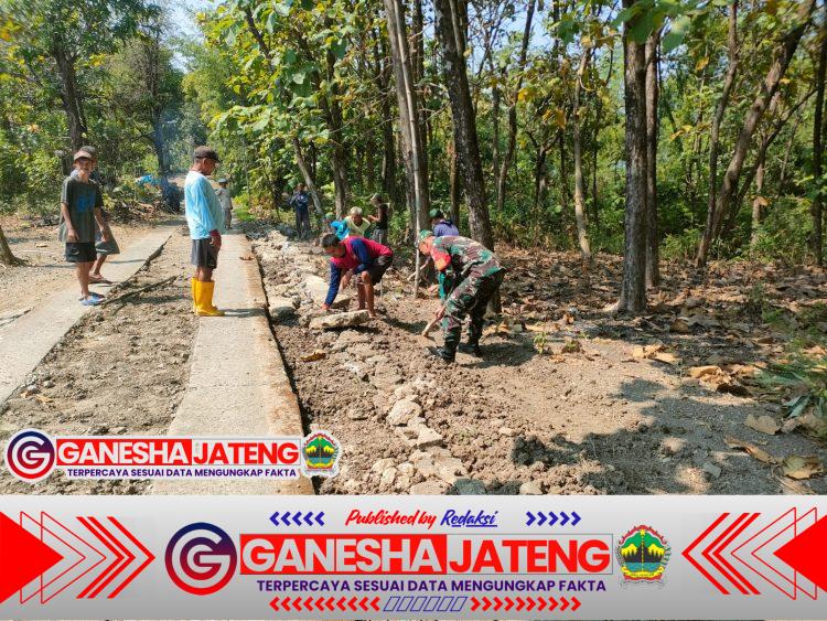 Babinsa Kemusu Ajak Warga Perbaiki Jalan Rusak Demi Keselamatan dan Kelancaran Akses