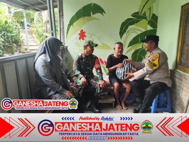 Babinsa Serengan Jenguk Anggota Satlinmas Sakit, Beri Dukungan dan Semangat