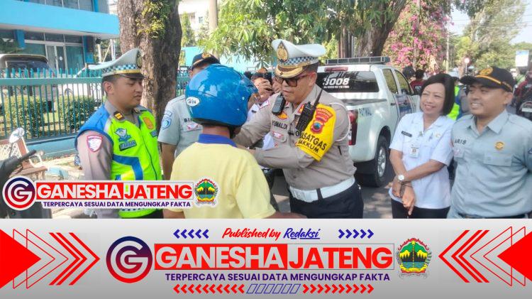 GIAT SIMPATIK OPERASI PATUH CANDI 2025, KASATLANTAS BAGIKAN HELM UNTUK PENGENDARA TERTIB