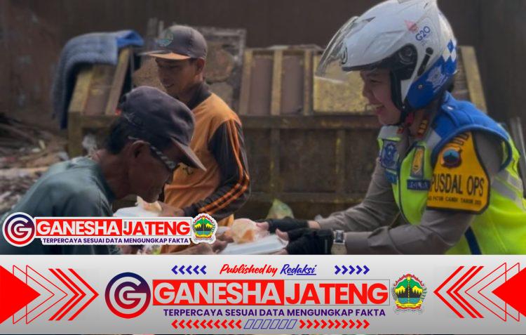 Jumat Berkah, Polwan Satlantas Polres Purbalingga Bagikan Makanan ke Warga Membutuhkan