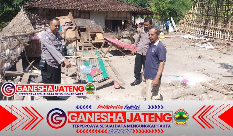 Respon Cepat Polsek Sambi Evakuasi Seorang Nenek Luka-luka, Akibat Musibah Rumah Roboh Respon Cepat Polsek Sambi Evakuasi Seorang Nenek Luka-luka, Akibat Musibah Rumah Roboh
