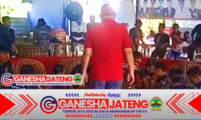 Semakin meresahkan penampakan sabung ayam yang ada di dusun Kedungjati ini. Semakin meresahkan penampakan sabung ayam yang ada di dusun Kedungjati ini.