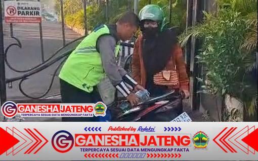 Humanis di Tengah Penegakan Hukum, Polisi Lalu Lintas Polrestabes Semarang Bantu Pengendara Kehabisan Bensin Humanis di Tengah Penegakan Hukum, Polisi Lalu Lintas Polrestabes Semarang Bantu Pengendara Kehabisan Bensin