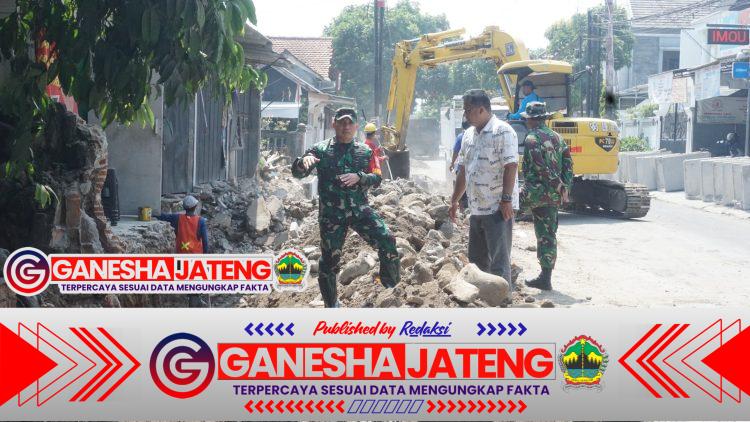 Satgas TMMD Kodim 0735/Surakarta Terjunkan Alat Berat untuk Percepat Pekerjaan Fisik Satgas TMMD Kodim 0735/Surakarta Terjunkan Alat Berat untuk Percepat Pekerjaan Fisik