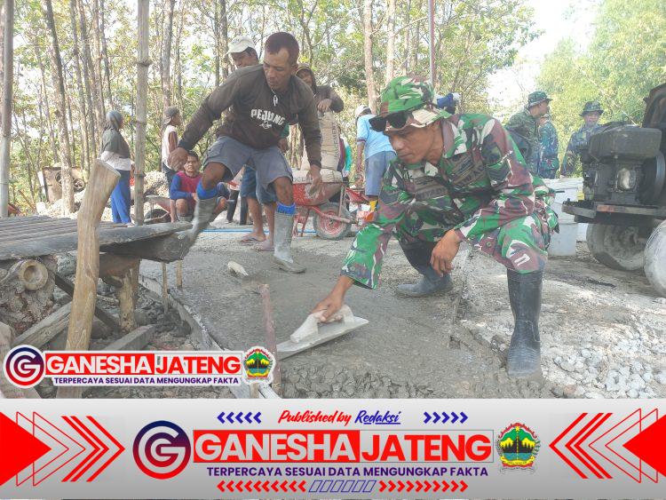 Gotong Royong Panas-Panasan, Satgas TMMD Kebut Pembangunan Jalan Rabat Beton di Sarimulyo Gotong Royong Panas-Panasan, Satgas TMMD Kebut Pembangunan Jalan Rabat Beton di Sarimulyo