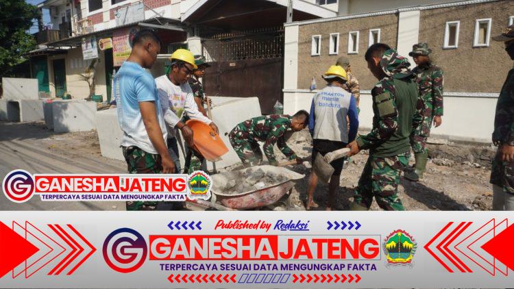 Angkong Jadi Andalan Satgas TMMD Kodim 0735/Surakarta untuk Percepat Pembuatan Saluran Air