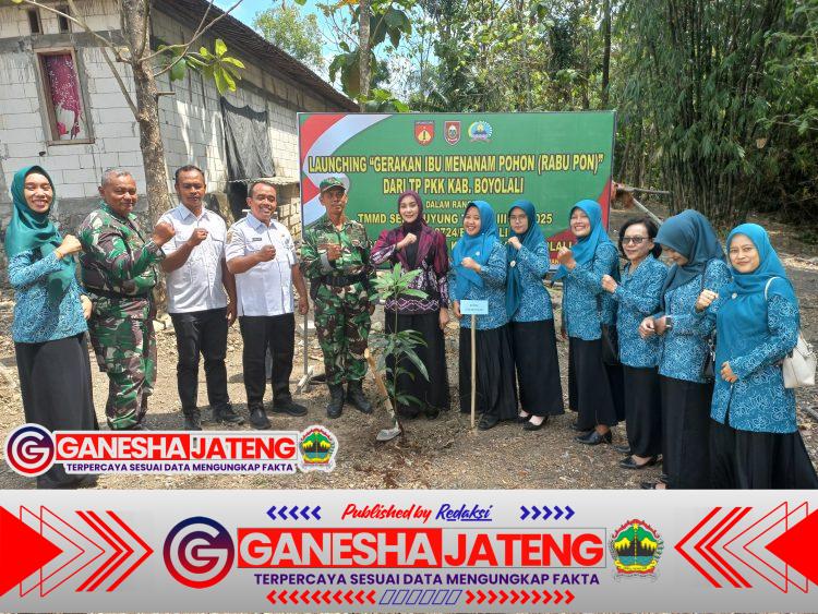 Hijaukan Desa Sarimulyo, Satgas TMMD Tanam 100 Bibit Buah untuk Ketahanan Pangan Hijaukan Desa Sarimulyo, Satgas TMMD Tanam 100 Bibit Buah untuk Ketahanan Pangan