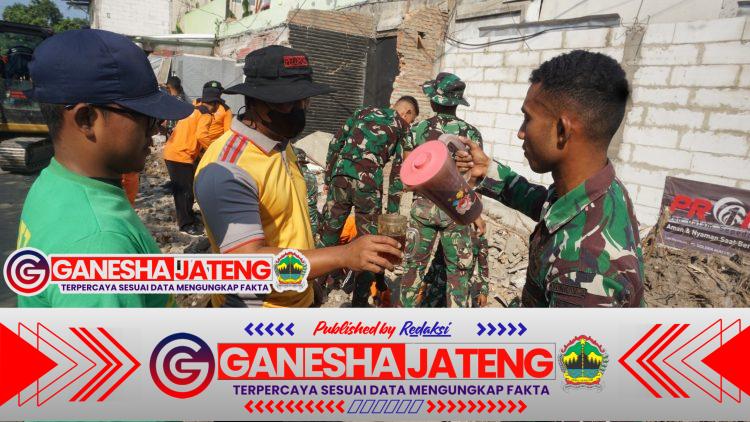 Hangatnya Kebersamaan Satgas TMMD dan Warga: Segelas Teh Manis di Tengah Pekerjaan Fisik Hangatnya Kebersamaan Satgas TMMD dan Warga: Segelas Teh Manis di Tengah Pekerjaan Fisik