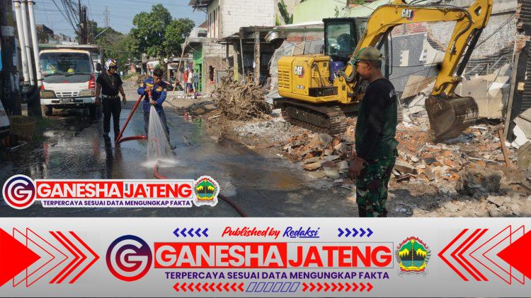Respons Cepat Satgas TMMD 125 Kodim Surakarta, Semprot Debu Demi Nyaman Warga