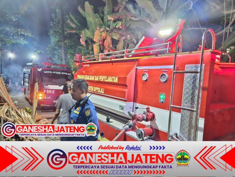 Babinsa Sambi Sigap Bantu Padamkan Kebakaran Gudang Tongkat Pramuka di Boyolali