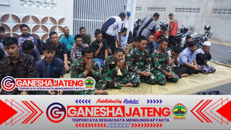 Satgas TMMD Kodim 0735/Surakarta Tunaikan Salat Jumat Bersama Warga Karangasem Satgas TMMD Kodim 0735/Surakarta Tunaikan Salat Jumat Bersama Warga Karangasem