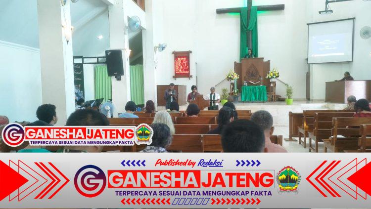 Personel TMMD Kodim 0735/Surakarta yang Beragama Kristen Ikuti Ibadah Minggu di GKJ Karangasem Personel TMMD Kodim 0735/Surakarta yang Beragama Kristen Ikuti Ibadah Minggu di GKJ Karangasem