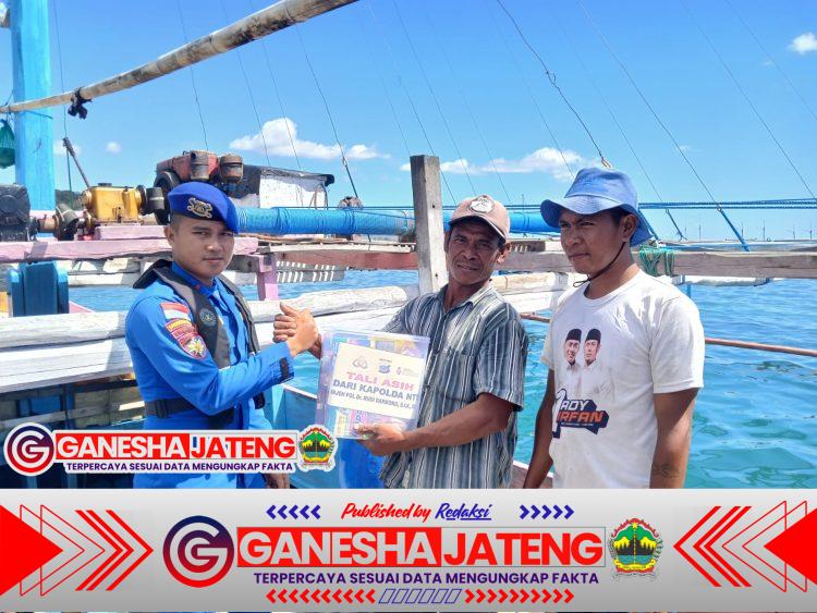 Jumat Berkah Marnit Labuan Bajo: Kapolda NTT Salurkan Tali Asih kepada Nelayan Pesisir Jumat Berkah Marnit Labuan Bajo: Kapolda NTT Salurkan Tali Asih kepada Nelayan Pesisir