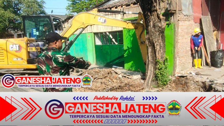 Satgas TMMD Kodim 0735/Surakarta Gunakan Alat Berat Bersihkan Jalur Saluran Air