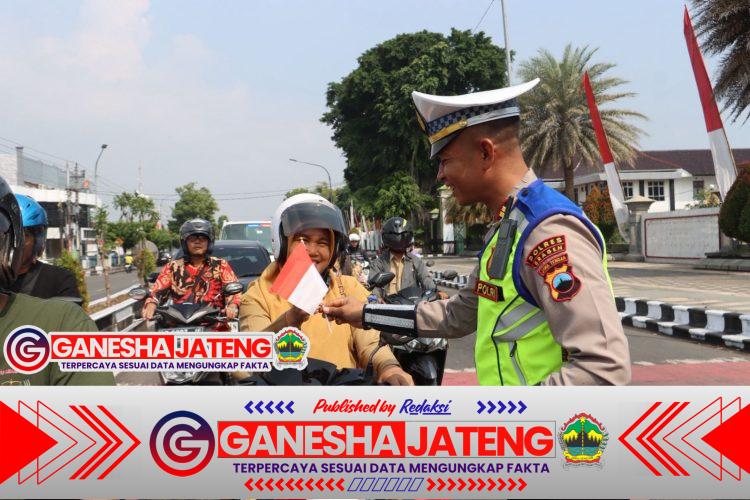 Jelang HUT RI ke-80, Satlantas Polres Sragen Tebar Semangat Patriotisme: Bagi Bendera Merah Putih dan Cokelat untuk Pengendara Cerdas!