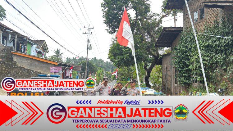 Peduli Simbol Negara, Polsek Sidorejo Ganti Bendera Merah Putih Yang Sudah Tidak Layak Milik Warga Peduli Simbol Negara, Polsek Sidorejo Ganti Bendera Merah Putih Yang Sudah Tidak Layak Milik Warga