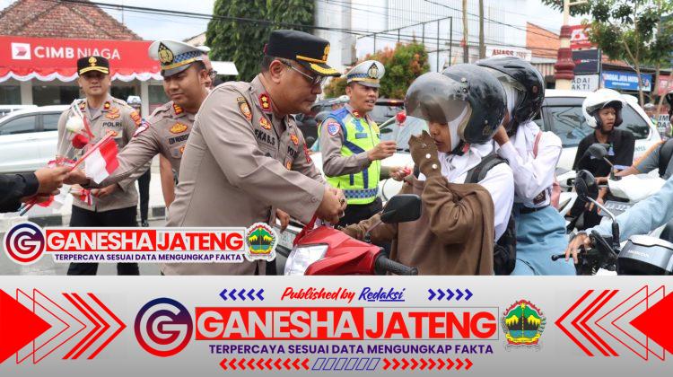 Semarakkan HUT ke-80 RI, Polres Kebumen Bagikan Bendera Merah Putih kepada Pengguna Jalan