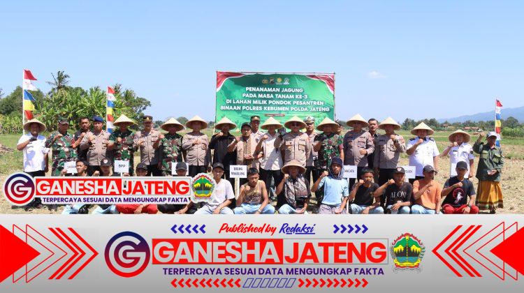 Bersama Santri, Polres Kebumen Tanam Jagung di Lahan Pesantren, Dorong Ketahanan Pangan Berbasis Komunitas Bersama Santri, Polres Kebumen Tanam Jagung di Lahan Pesantren, Dorong Ketahanan Pangan Berbasis Komunitas
