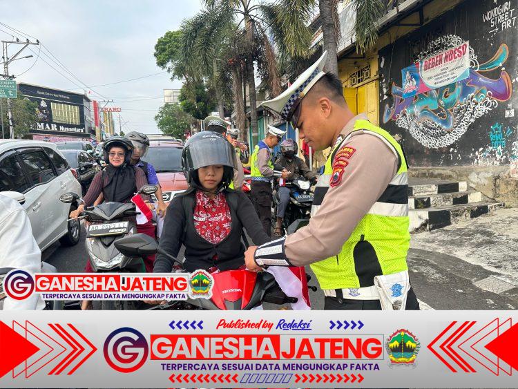 Gelorakan Semangat Merah Putih di Jalan Raya, Polantas Wonogiri Bagi 500 Bendera Jelang HUT RI ke-80 Gelorakan Semangat Merah Putih di Jalan Raya, Polantas Wonogiri Bagi 500 Bendera Jelang HUT RI ke-80