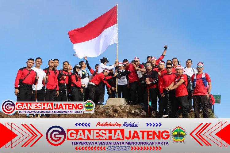 Rangkaian HUT Republik Indonesia Ke 80, Polres Semarang kibarkan bendera merah putih di puncak Gunung Ungaran.