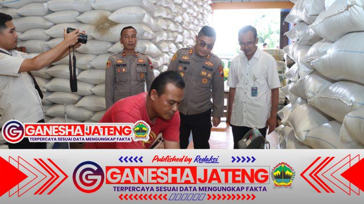 Polres Kebumen Distribusikan 60 Ton Beras Murah ke 26 Kecamatan Polres Kebumen Distribusikan 60 Ton Beras Murah ke 26 Kecamatan