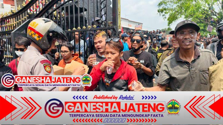 Polisi Pati Bagikan Air Minum kepada Peserta Aksi Unras Polisi Pati Bagikan Air Minum kepada Peserta Aksi Unras