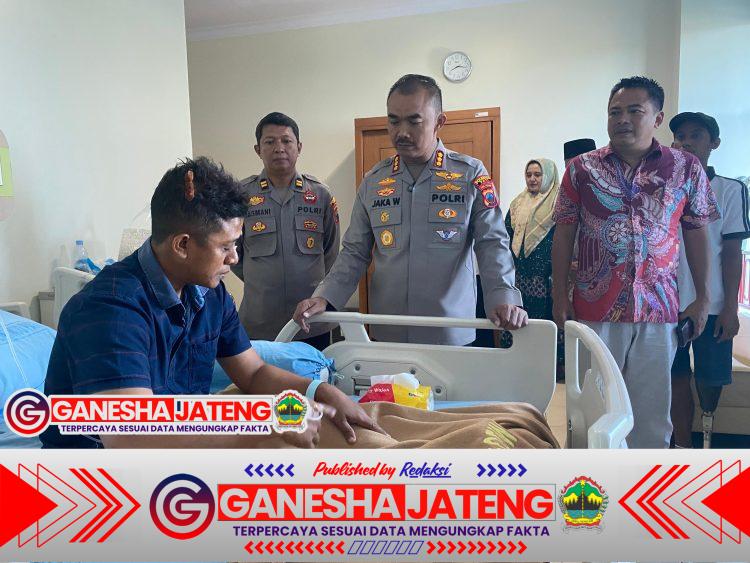 Kapolresta Pati Besuk Korban Kerusuhan Aksi 13 Agustus di RSUD Soewondo Kapolresta Pati Besuk Korban Kerusuhan Aksi 13 Agustus di RSUD Soewondo