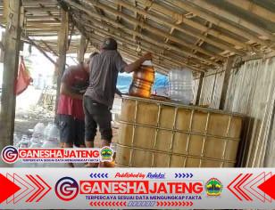 Seolah Olah Kebal Hukum BOS Gudang BBM di Weleri. Seolah Olah Kebal Hukum BOS Gudang BBM di Weleri.